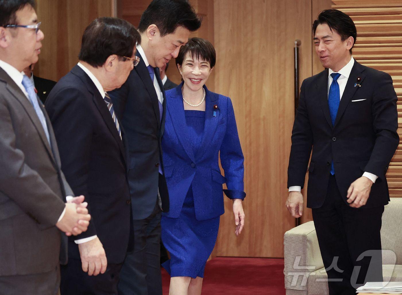 본문 이미지 - 23일 다카이치 사나에 일본 총리가 도쿄 총리관저에서 각료회의에 참석하기 위해 회의실에 입장하고 있다. 2026.01.23 ⓒ AFP=뉴스1 ⓒ News1 김지완 기자
