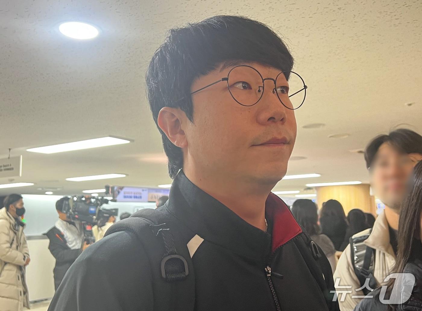 본문 이미지 - KIA 타이거즈 투수 양현종이 23일 김포공항에서 취재진과 인터뷰를 하고 있다. 2026.1.23/뉴스1 ⓒ News1 이상철 기자