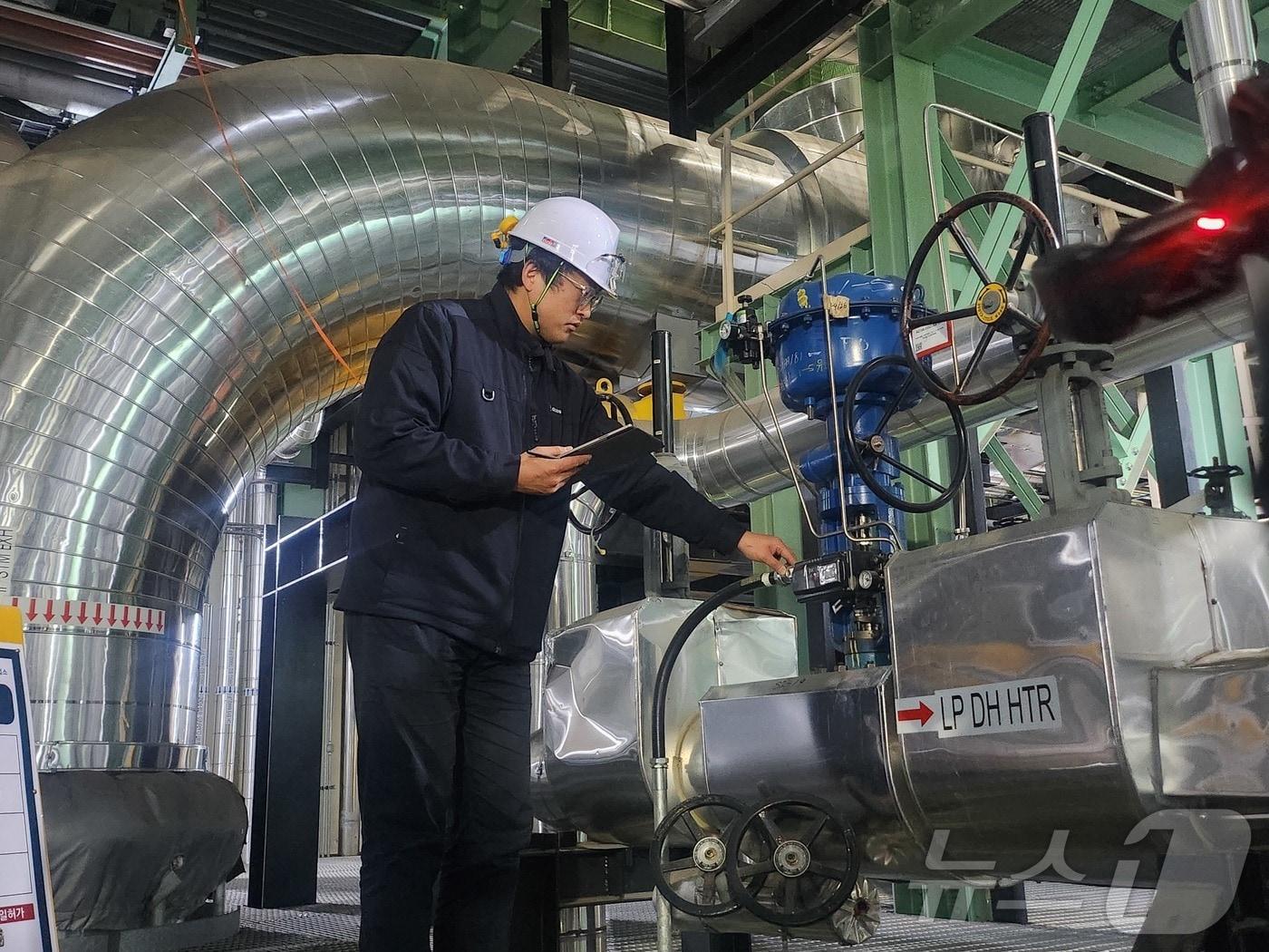 본문 이미지 - 이주필 GS파워 부천사업소 안전보건팀장(왼쪽)이 AI 위험성 평가 에이전트 'AIR'를 통해 발전소 주요 시설물을 점검하고 있다.(GS그룹 제공) ⓒ News1 최동현 기자