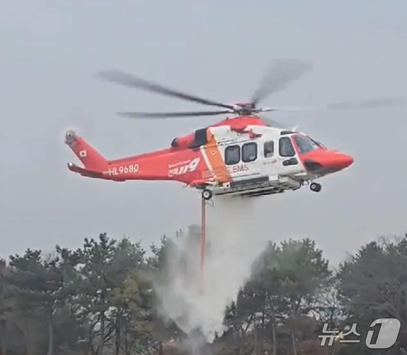 본문 이미지 - 전북소방이 헬기로 산불 진화에 나서는 모습.(전북소방 제공. 재판매 및 DB 금지)