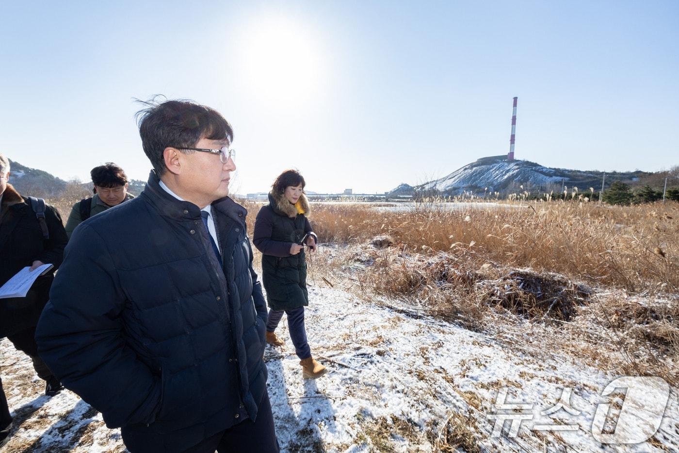본문 이미지 - 김성환 기후에너지환경부장관이 충남 서천군 장항 국가습지 복원사업지 현장을 방문해 상태를 점검하고 있다. (기후에너지환경부 제공, 재판매 및 DB 금지) 2026.1.24 ⓒ 뉴스1