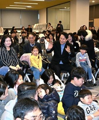 본문 이미지 - 오세훈 서울시장이 24일 강동중앙도서관에서 열린 '서울패밀리데이' 행사 참석자들과 인사를 나누고 있다.(서울시 제공)