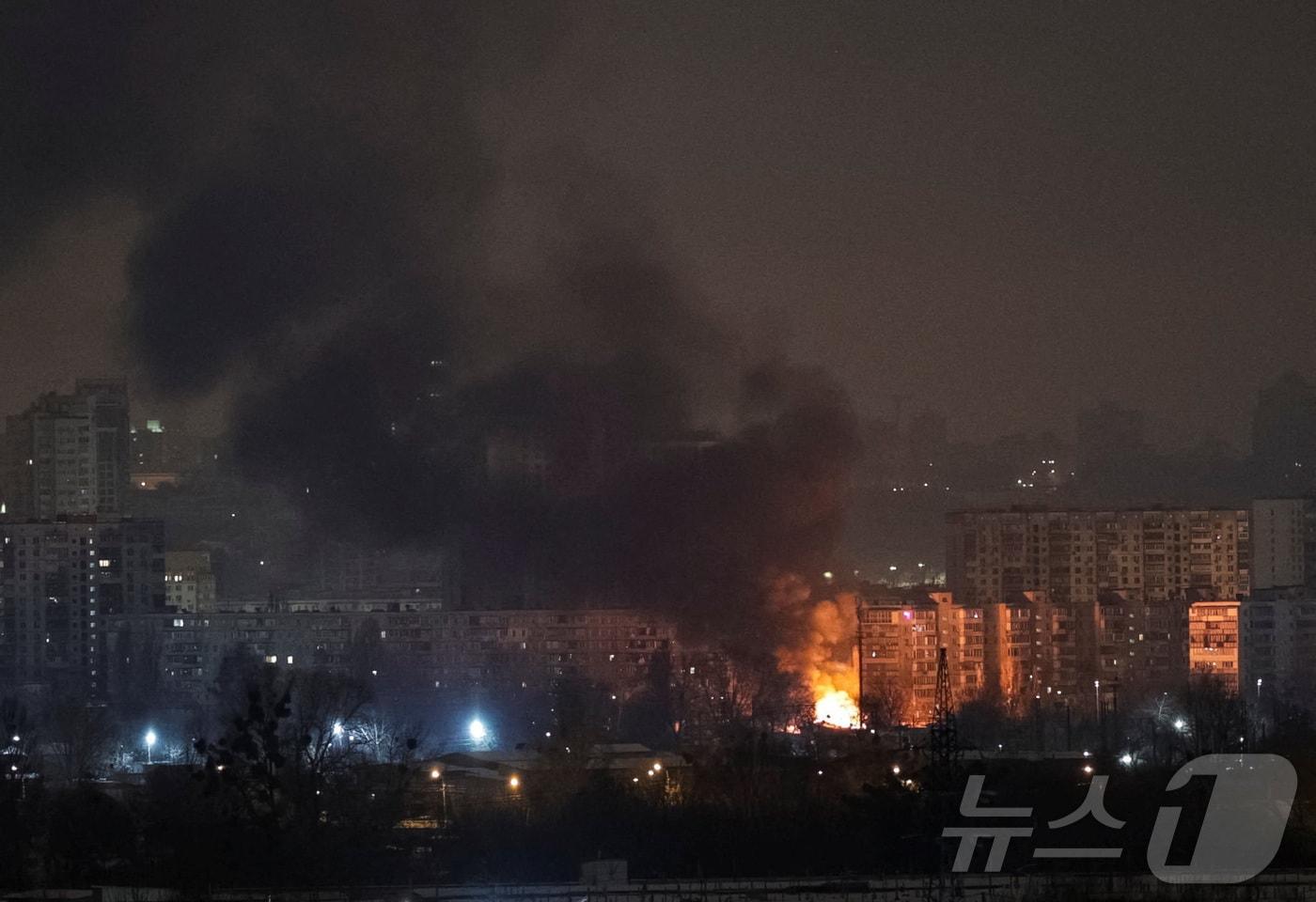 본문 이미지 - 24일(현지시간) 우크라이나 키이우에서 러시아의 드론과 미사일 공격으로 인해 화재와 연기가 발생하고 있다. 2026.01.24 ⓒ 로이터=뉴스1 ⓒ News1 김지완 기자