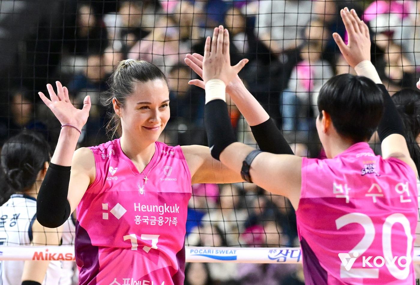 본문 이미지 - 흥국생명의 레베카 라셈이 생애 처음으로 V리그 라운드 MVP를 수상했다. (KOVO 제공)