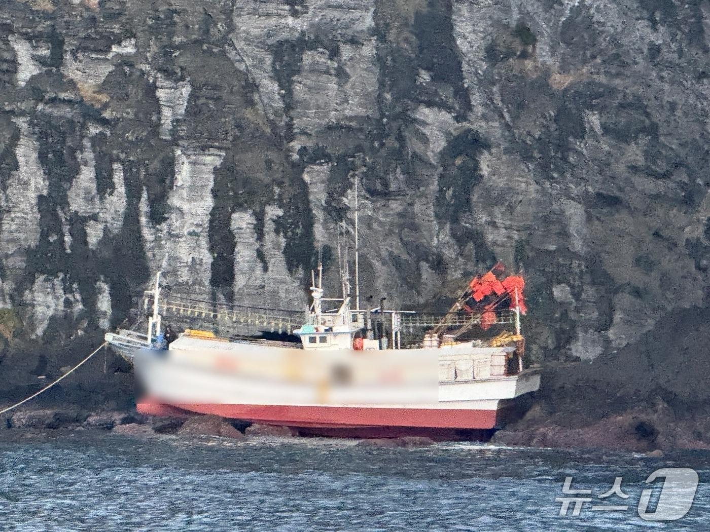 본문 이미지 - 성산일출봉 연안서 좌초된 어선.(제주 서귀포해양경찰서 제공. 재판매 및 DB 금지)/뉴스1 
