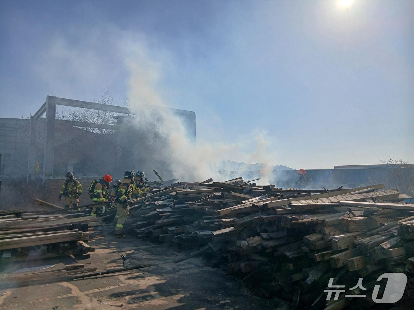 본문 이미지 -  청주 백화점 옥상 화재.(충북소방본부 제공. 재판매 및 DB금지)/뉴스1