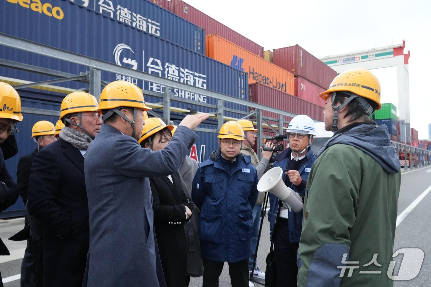 본문 이미지 -  오영훈 지사 등 제주도 관계자가 일본 후쿠오카 하카타항(후쿠오카항)에서 항만청 관계자들과 대화를 하고 있다.(제주도 제공. 재판매 및 DB 금지)/뉴스1