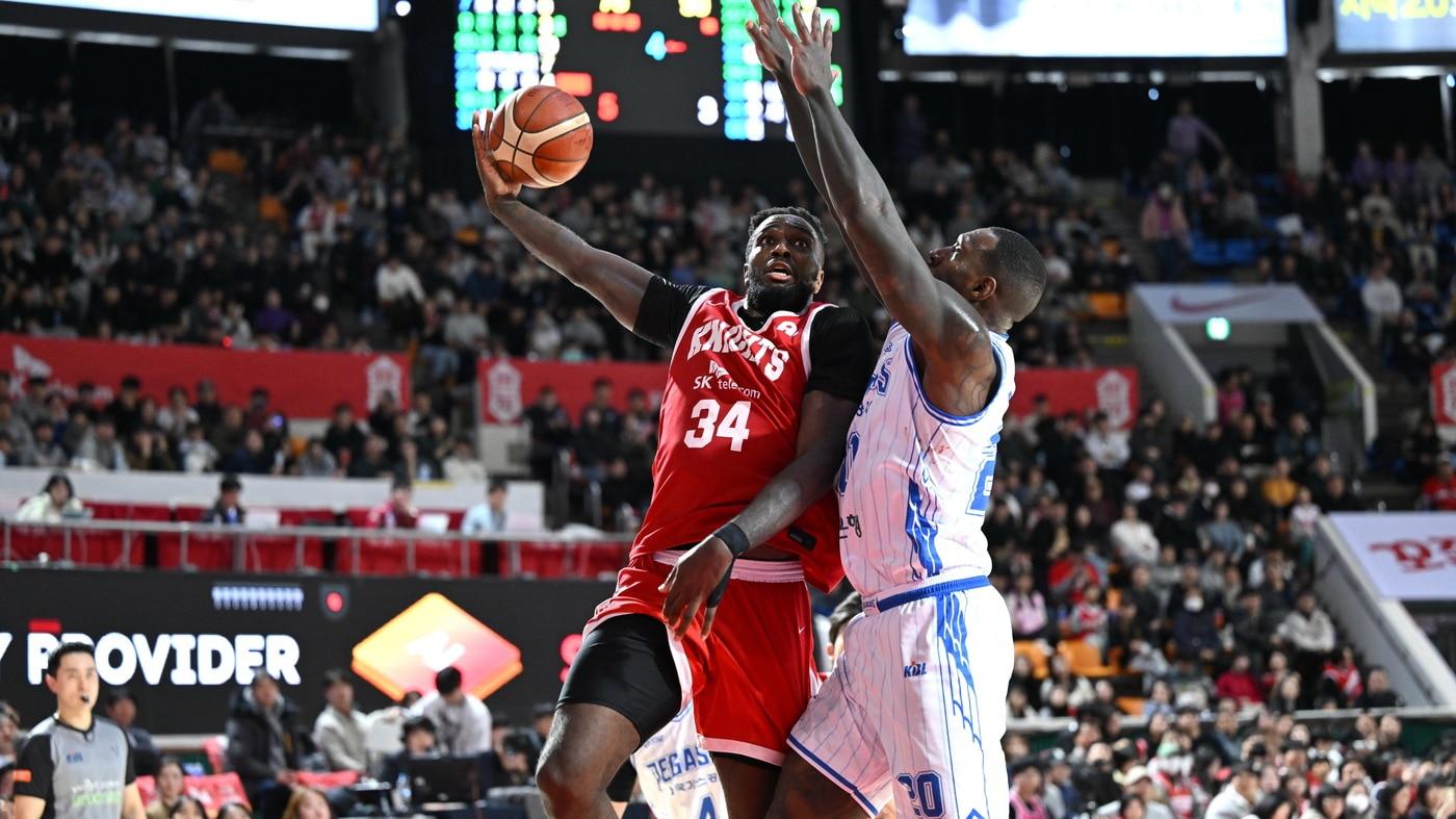 본문 이미지 - 서울 SK 자밀 워니가 24일 서울 잠실학생체육관에서 열린 2025-26 프로농구 대구 한국가스공사전에서 27점 10리바운드 11어시스트로 트리플더블을 기록했다. (KBL 제공)