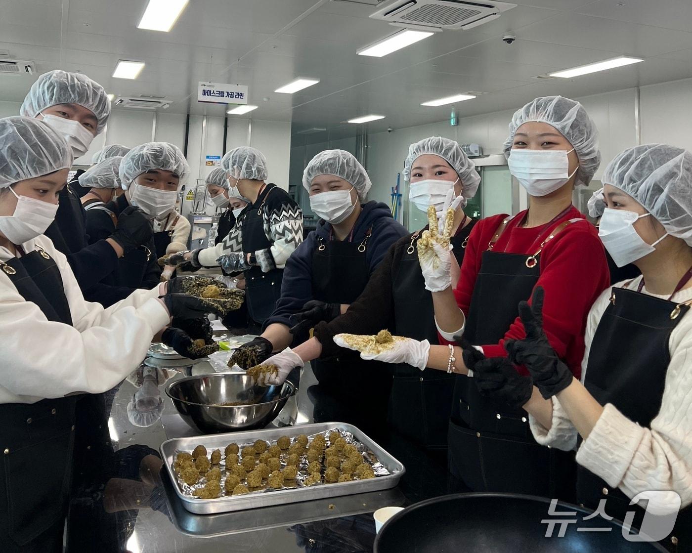 본문 이미지 - 식품산업진흥원 경영진들과 실습생들이 두바이 쫀득 쿠키를 만드는 모습.(진흥원 제공. 재판매 및 DB 금지)