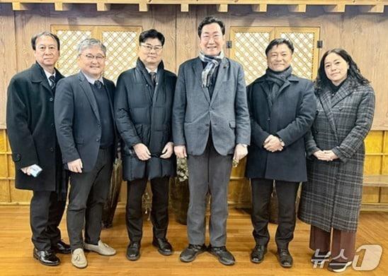 본문 이미지 - 원강수 강원 원주시장이 최근 재정경제부의 황순관 기획조정실장을 만나 내년 국비 확보와 원주시 주요 현안 해결을 위한 정부 차원의 협조를 요청한 가운데, 일정을 함께 소화한 관계자들이 기념사진을 촬영하는 모습. (원주시 제공. 재판매 및 DB금지) 2026.1.24/뉴스1