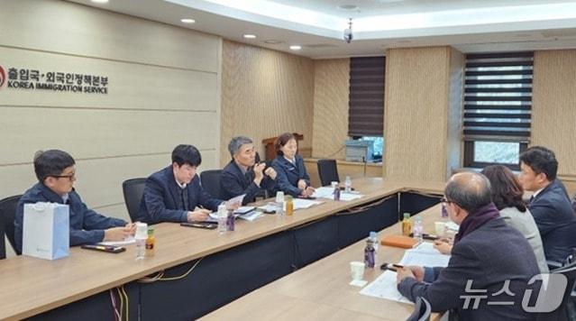 본문 이미지 - 김문기 강원 원주시 부시장이 최근 법무부 출입국·외국인정책본부의 이종철 출입국기획과장을 만나 '원주출입국 민원센터 설치'를 건의했다. (원주시 제공. 재판매 및 DB금지) 2026.1.24/뉴스1