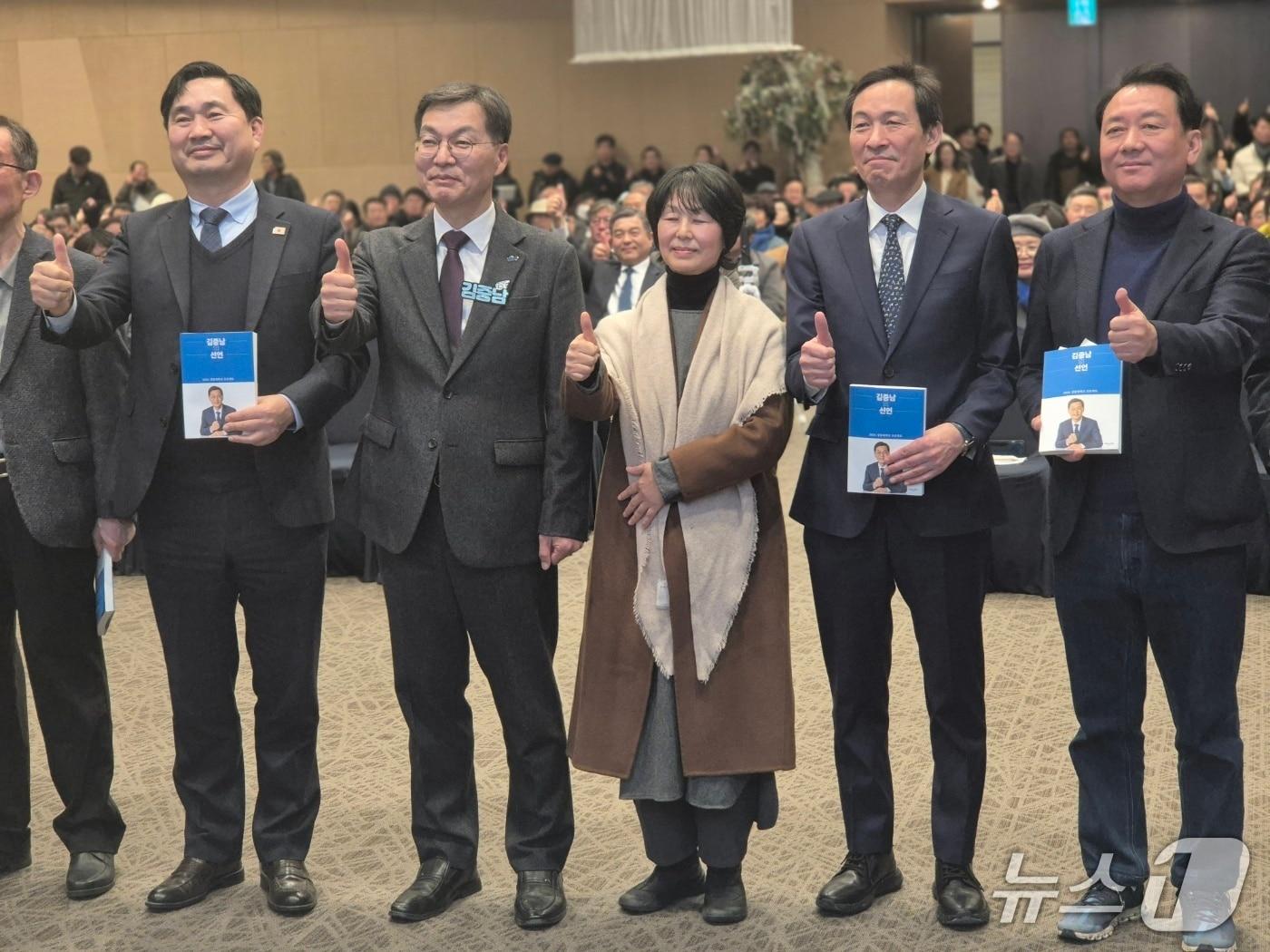 본문 이미지 - 김중남 더불어민주당 강원 강릉시지역위원장(왼쪽 두번째)이 24일 오후 강릉 라카이샌드파인에서 열린 자신의 출판기념회에서 우상호 전 청와대 정무수석, 이광재 전 강원지사 등 내외빈과 기념촬영을 하고 있다. 2026.1.24/뉴스1 윤왕근 기자