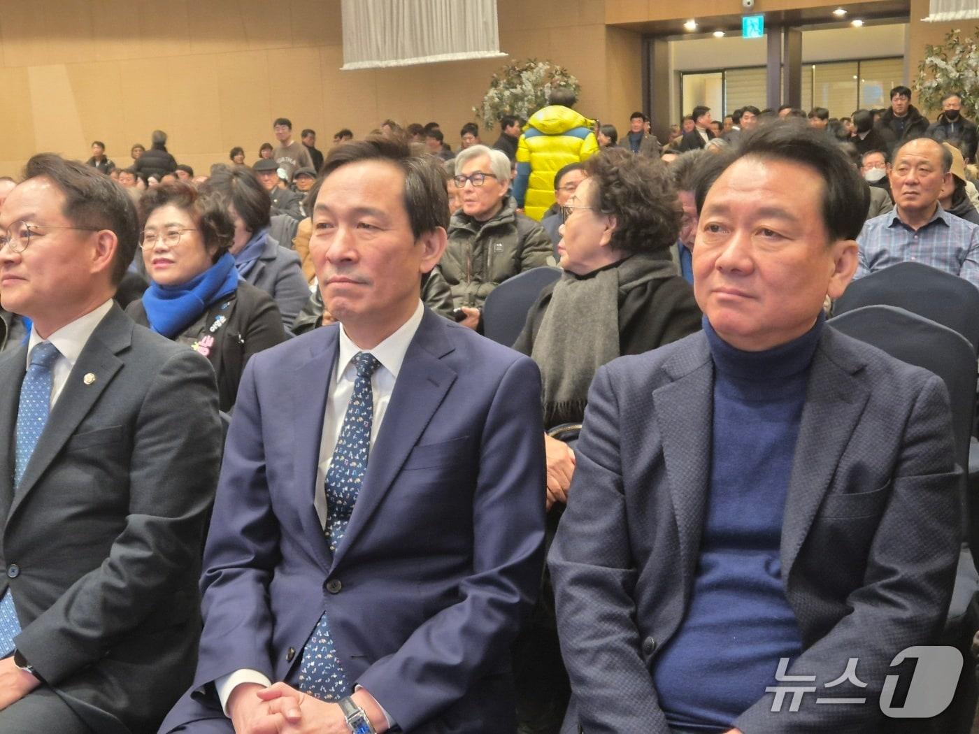 본문 이미지 - 우상호 전 청와대 정무수석(왼쪽)과 이광재 전 강원도지사가 24일 오후 강원 강릉 라카이샌드파인컨벤션에서 열린 김중남 더불어민주당 강릉시지역위원장의 출판기념회에 참석해 인사말을 듣고 있다. 2026.1.24/뉴스1 윤왕근 기자