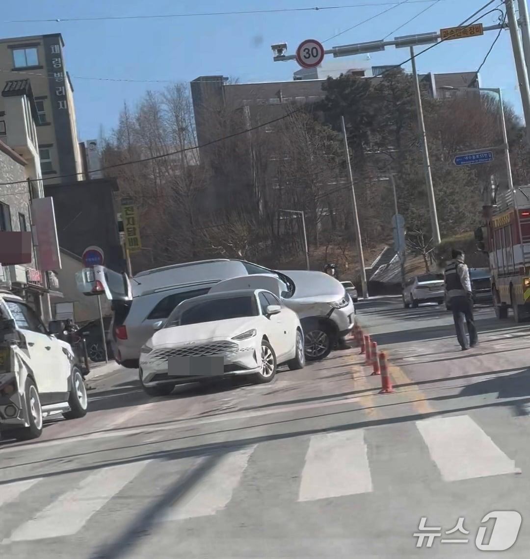 본문 이미지 - 충북대학교 정문 인근 도로 사고 현장 모습.(독자 제공. 재판매 및 DB금지)/뉴스1