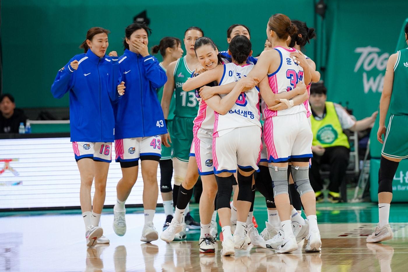 본문 이미지 - 용인 삼성생명 선수들이 24일 부천체육관에서 열린 2025-26 여자프로농구 부천 하나은행전에서 62-60으로 승리한 뒤 기뻐하고 있다. (WKBL 제공)