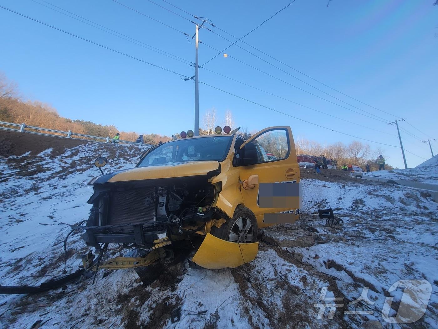 본문 이미지 - 24일 오후 전남 담양 가사문학면에서 학원차량이 도로 옆으로 추락해 8명이 부상을 입었다.(전남소방본부 제공. 재배포 및 DB 금지)