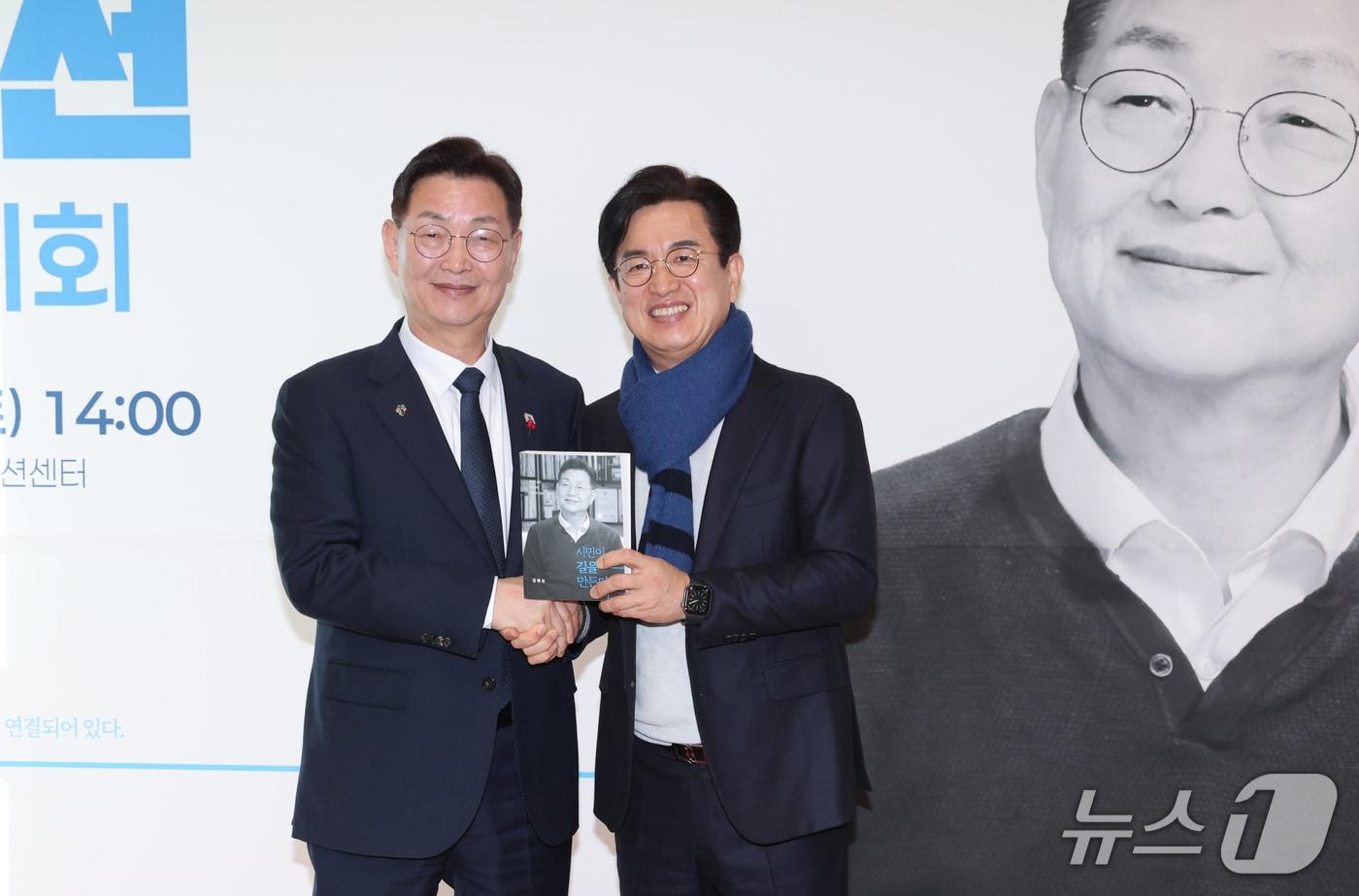 본문 이미지 - 김제선 중구청장이 24일 충남대학교병원 임상교육시뮬레이션센터에서 열린 출판기념회에서 허태정 전 대전시장과 포즈를 취하고 있다. ⓒ News1 김기태 기자