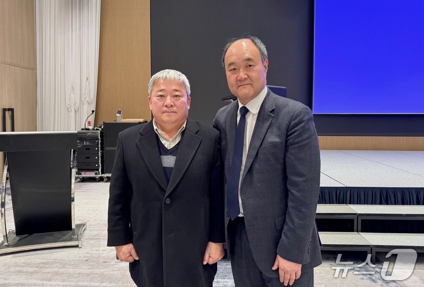 본문 이미지 - 박영재 제28대 전북수의사회 회장 당선인(왼쪽)과 우연철 대한수의사회 회장 당선인(수의사회 제공) ⓒ 뉴스1