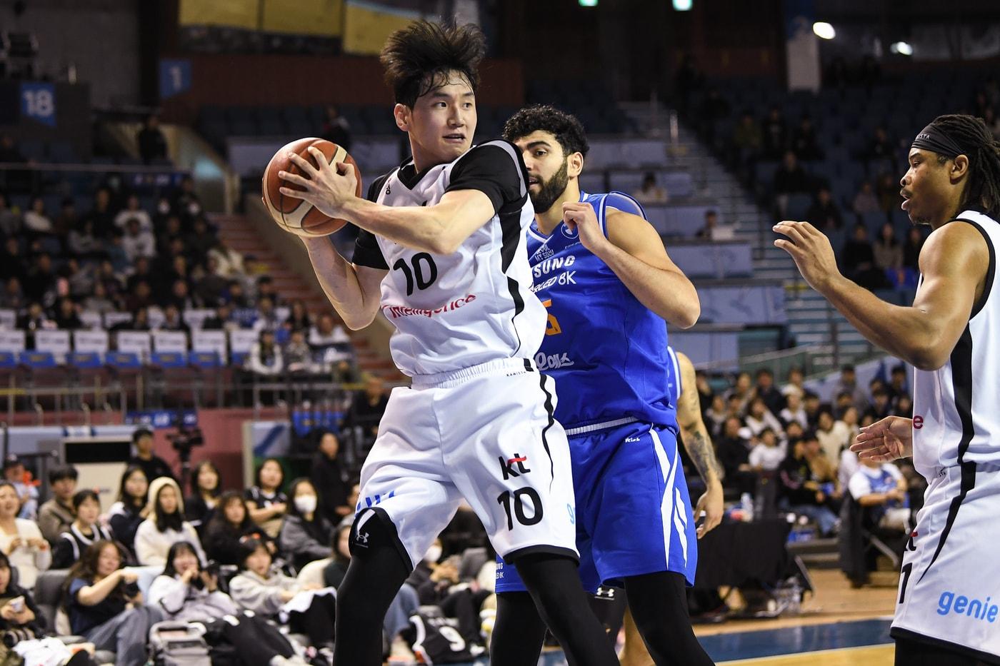 본문 이미지 - 수원 KT(흰색 유니폼)는 24일 서울 잠실실내체육관에서 열린 2025-26 프로농구 서울 삼성전에서 78-71로 역전승했다. (KBL 제공)