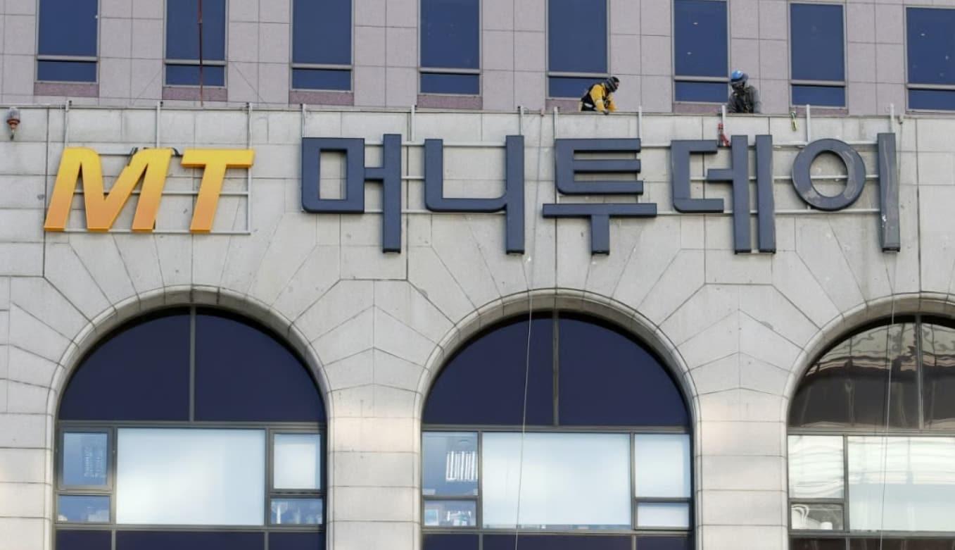 본문 이미지 - 24일 서울 광화문 오피스 빌딩 '머니투데이 스퀘어(MoneyToday Square)에서 머니투데이 사옥 로고 간판을 설치하는 작업이 진행되고 있다. (머니투데이 제공)