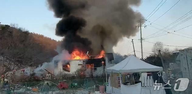 본문 이미지 - 24일 오전 7시 49분쯤 강원 원주시 소초면의 한 목조 주택에서 화목보일러 불티 때문으로 추정되는 화재가 발생한 가운데, 소방 당국이 4시간 만인 오전 11시 49분쯤 진화를 비롯한 안전조치를 완료했다. (강원도소방본부 제공. 재판매 및 DB금지) 2026.1.24/뉴스1