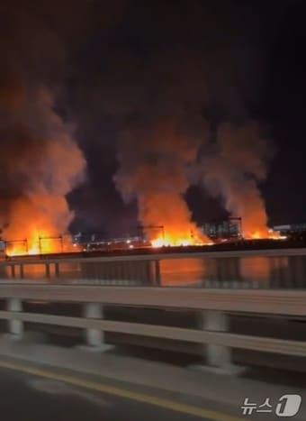 본문 이미지 - 24일 오후 7시 26분께 울산 북구 명촌동 명촌교 일대 갈대밭에서 불이 났다.(독자 제공. 재판매 및 DB금지)/뉴스1