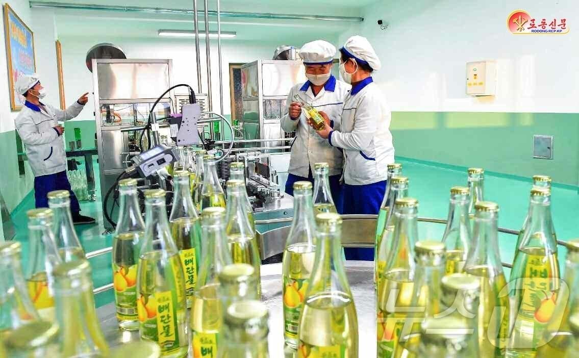 본문 이미지 - (평양 노동신문=뉴스1) = 북한 노동당 기관지 노동신문은 25일 "우리당 지방발전정책의 첫 산아로 일떠선 현대적인 지방공업공장들에서 인민들이 선호하고 즐겨찾는 제품들을 더 많이, 더 질높게 생산하기 위한 투쟁이 날이 갈수록 고조되고 있다. 그런 속에 제품의 가지수는 준공초기에 비해 근 3배 확대되였다＂며 은파군 식료공장을 조명했다. [국내에서만 사용가능. 재배포 금지. DB 금지. For Use Only in the Republic of Korea. Redistribution Prohibited] rodongphoto@news1.kr