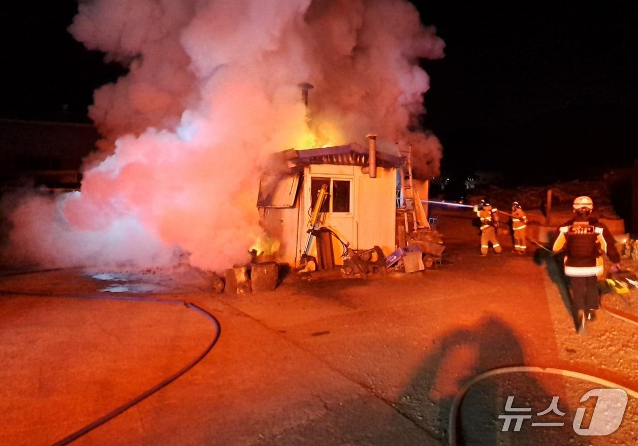 본문 이미지 - 24일 오후 10시 15분쯤 경북 고령군 다산면의 한 단독주택에서 불이나 소방 당국이 진화하고 있다.(경북소방본부 제공. 재판매 및 DB 금지)