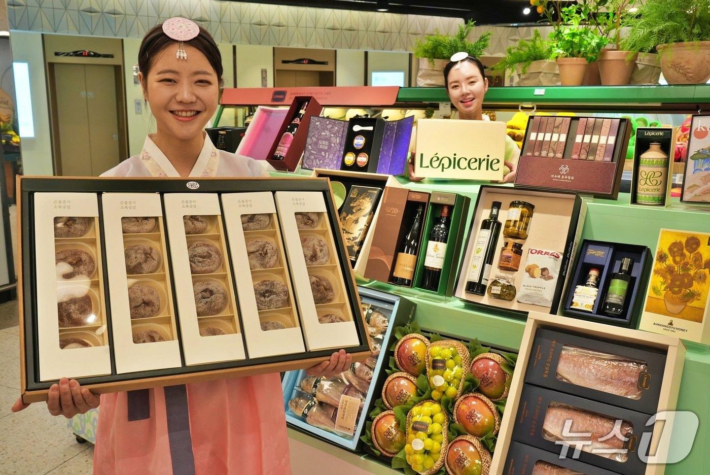 본문 이미지 - 롯데백화점 잠실점 지하1층 식품관에서 모델이 2026 설 선물세트를 홍보하고 있다.(롯데백화점 부산본점 제공. 재판매 및 DB 금지)