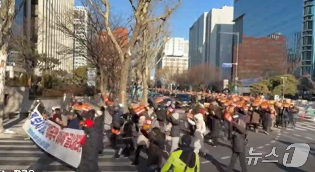 본문 이미지 -  24일 한동훈 전 국민의힘 대표 지지자들이 '제명반대'를 외치며 서울 여의도 국민의힘 당사 앞으로 행진하고 있는 모습. (SNS 갈무리) ⓒ 뉴스1
