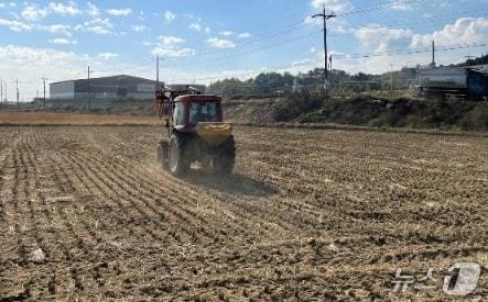 본문 이미지 - 바이오차 투입 장면(충북도 제공. 재판매 및 DB금지) /뉴스1 