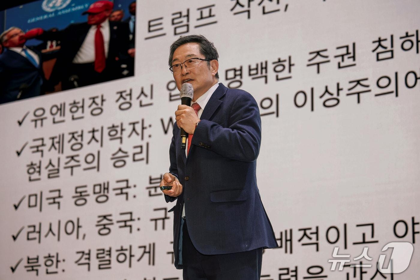 본문 이미지 - 백승주 전쟁기념사업회장이 지난 23일 전쟁기념관에서 '베네수엘라 사태와 안보적 교훈'을 주제로 강연하는 모습. 2026.01.25. (전쟁기념사업회)