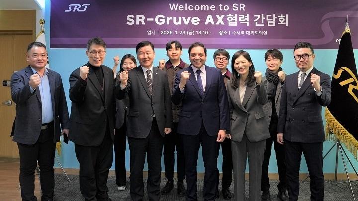 본문 이미지 - 23일 SR과 미국 실리콘밸리 AI 전문기업 그루브 협력 간담회 이후 (앞줄 왼쪽에서 세 번째부터) 황현주 에스알 대표이사 직무대행과 타룬 라이소니 그루브 CEO가 기념촬영을 하고 있다.(SR 제공)