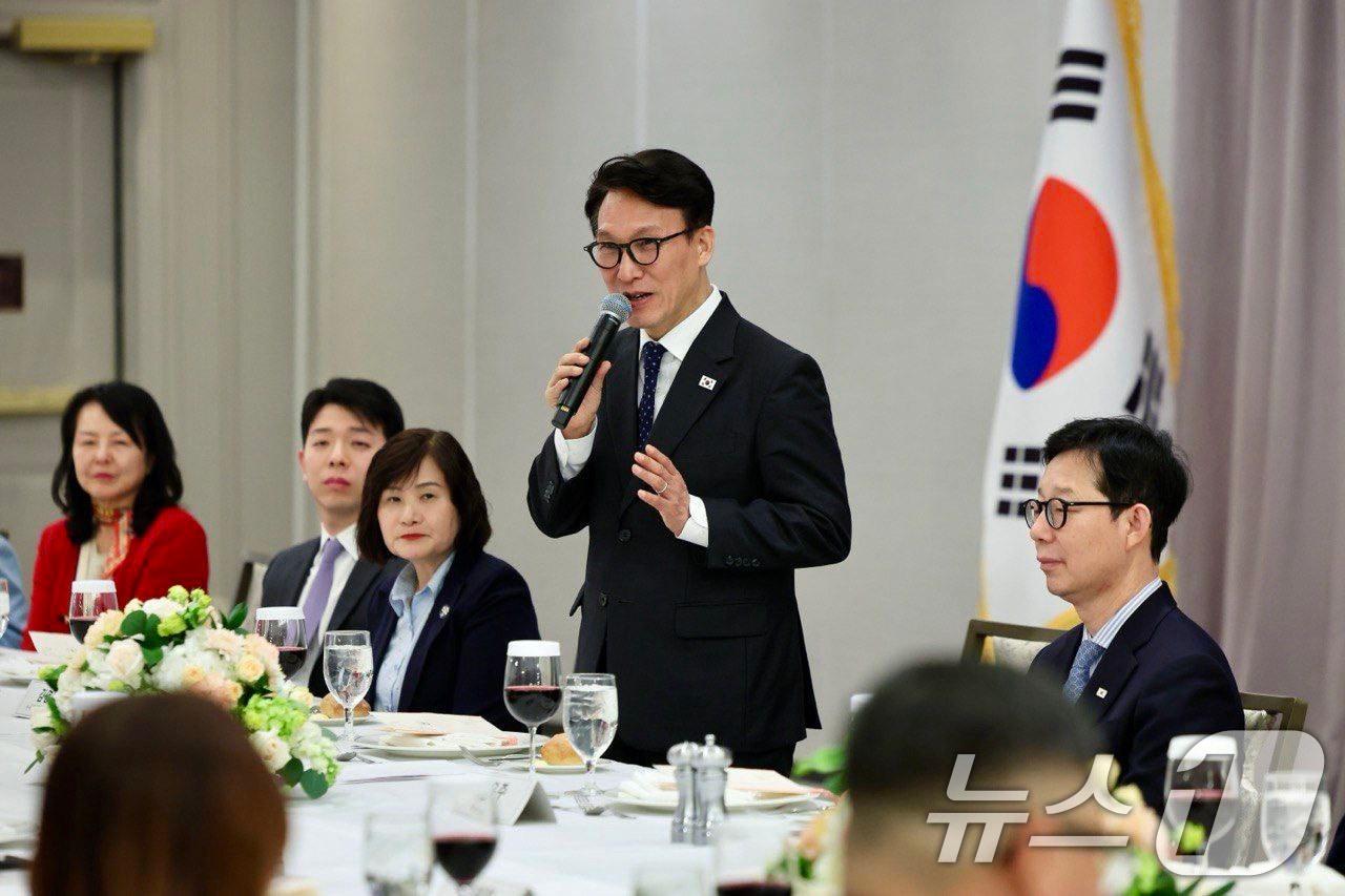 본문 이미지 - 김민석 국무총리가 24일(현지시간) 미국 뉴욕 인터컨티넨탈 바클레이호텔에서 열린 뉴욕 지역 동포간담회에서 발언을 하고 있다. (총리실 제공. 재판매 및 DB 금지) 2026.1.25/뉴스1 ⓒ News1 임세영 기자