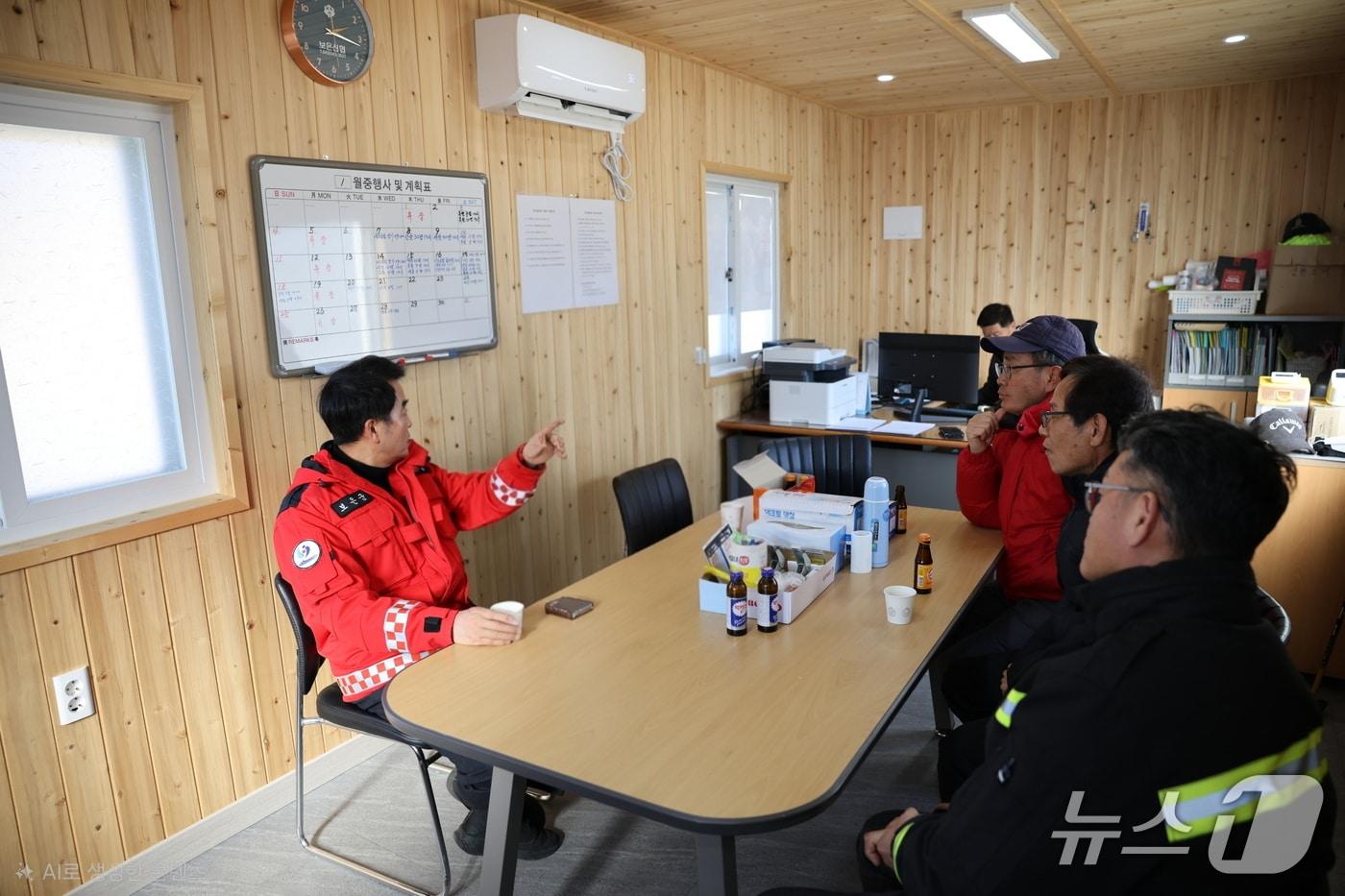 본문 이미지 -  최재형 보은군수가 산불방지대책본부 관계자들과  대화를 나누고 있다. (보은군 제공. 재판매 및 DB금지) /뉴스1