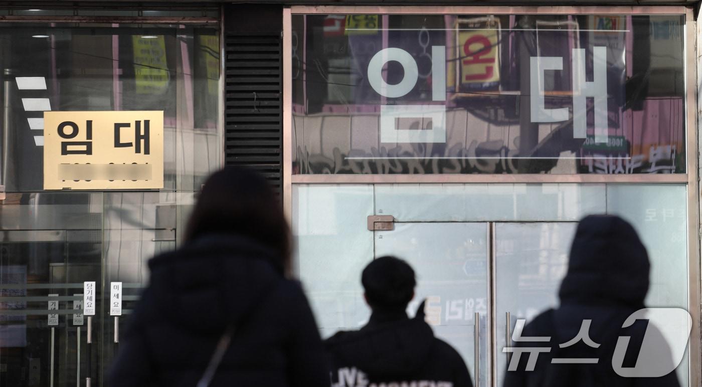 본문 이미지 - 25일 서울 종로2가 대로변 건물에 임대 문구가 붙어 있다. 2026.1.25 ⓒ 뉴스1 박지혜 기자