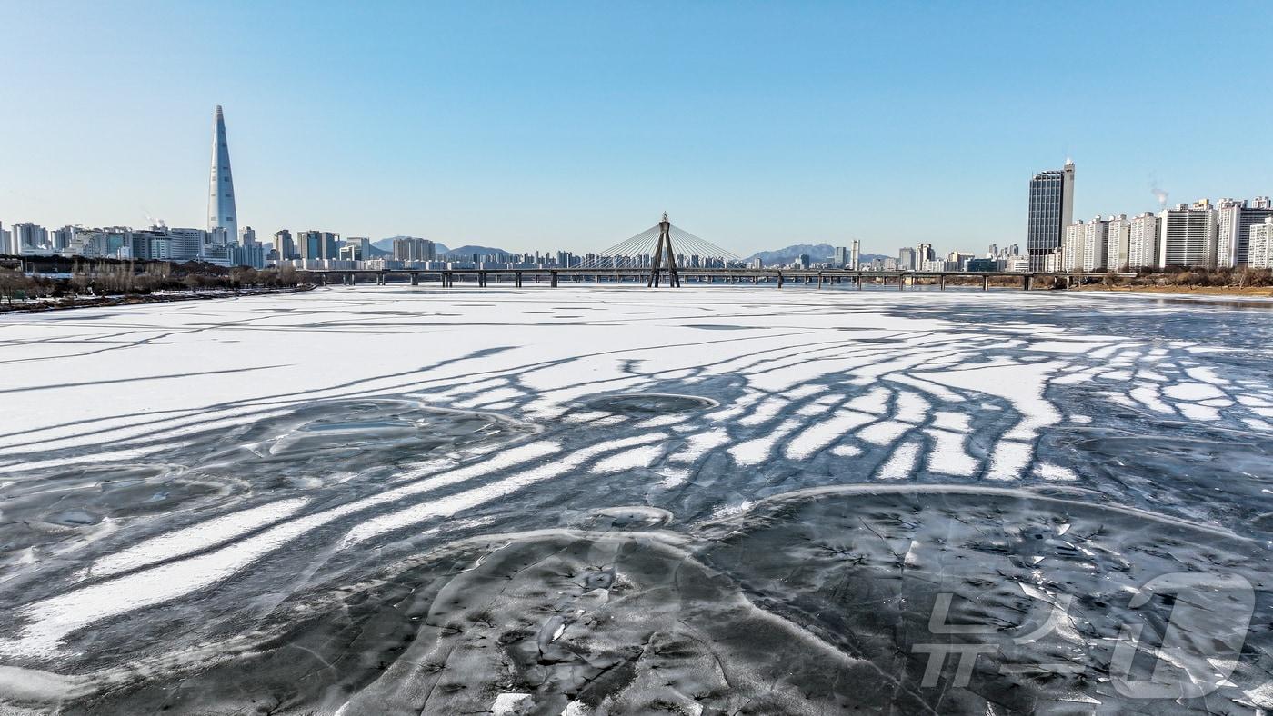 본문 이미지 - 6일 경기 19개 시군에 한파주의보가 내려지면서 일부 지역의 아침 최저기온이 –9.8도까지 떨어지는 등 맹추위가 다시 시작됐다.  지난달 25일 서울 한강 광나루한강공원 선착장 인근 강물이 얼어있는 모습. 2026.1.25/뉴스1 ⓒ News1 김진환 기자