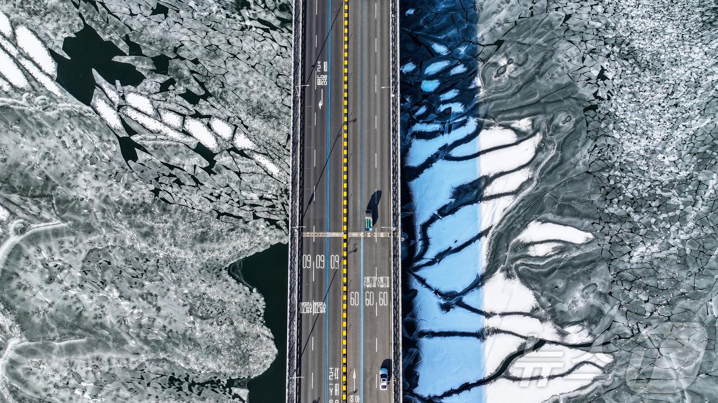 본문 이미지 - 전국 대부분 지역 아침 기온이 영하 10도 안팎으로 떨어지며 한파가 이어진 25일 오전 서울 한강 광나루한강공원 선착장 인근 강물이 얼어있다. 2026.1.25/뉴스1 ⓒ News1 김진환 기자