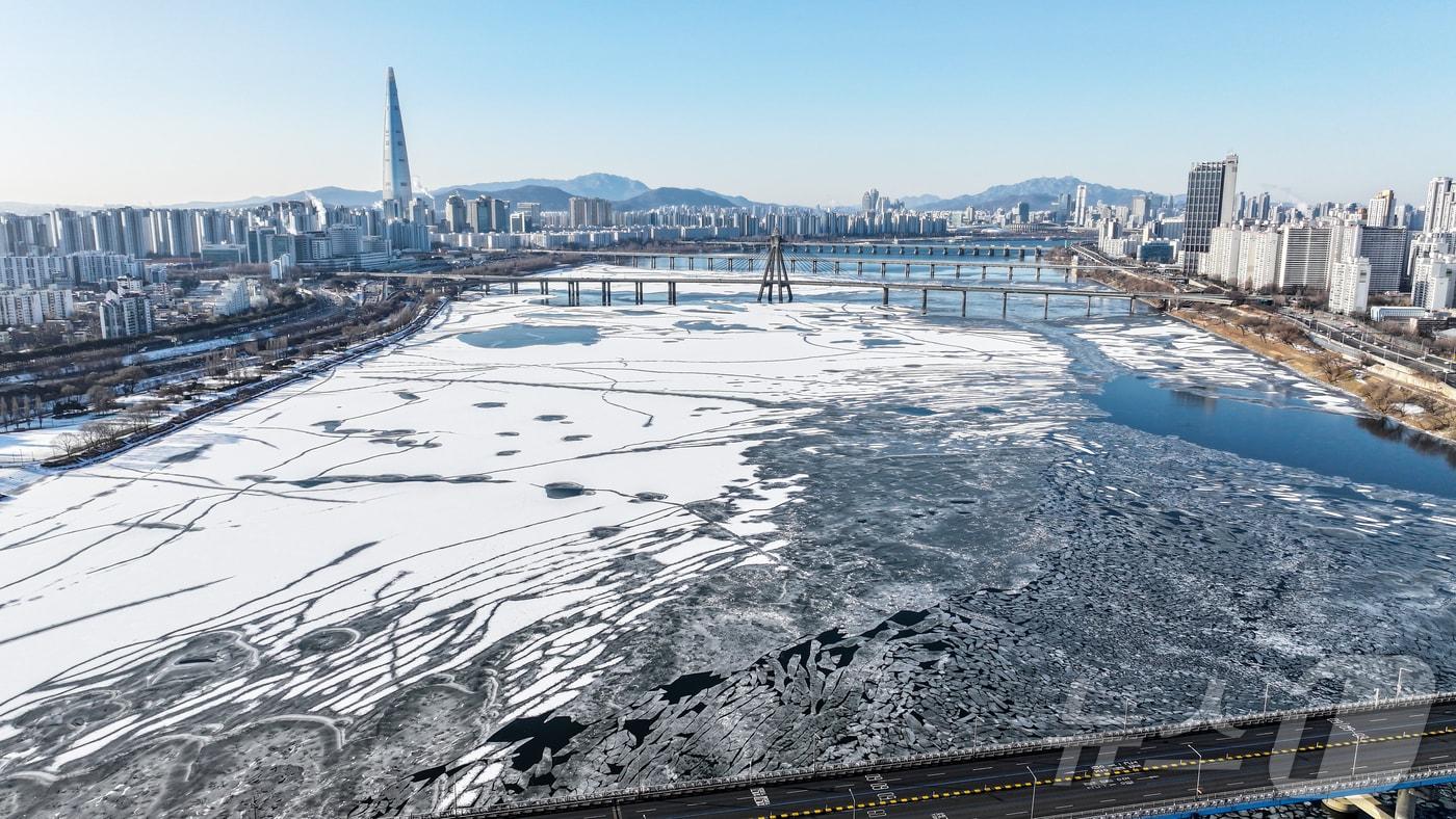 본문 이미지 - 전국 대부분 지역 아침 기온이 영하 10도 안팎으로 떨어지며 한파가 이어진 지난 25일 오전 서울 한강 광나루한강공원 선착장 인근 강물이 얼어있다. 2026.1.25/뉴스1 ⓒ News1 김진환 기자