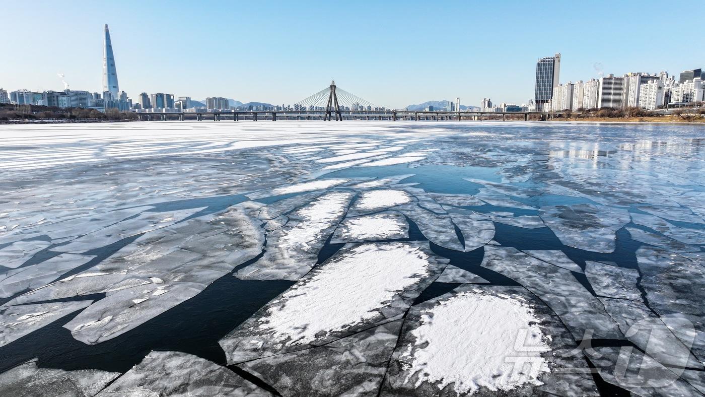 본문 이미지 - 전국 대부분 지역 아침 기온이 영하 10도 안팎으로 떨어지며 한파가 이어진 25일 오전 서울 한강 광나루한강공원 선착장 인근 강물이 얼어있다. 2026.1.25/뉴스1 ⓒ News1 김진환 기자