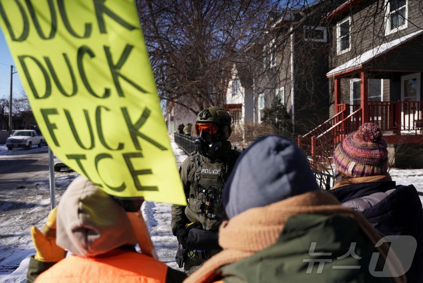 본문 이미지 - 미국 미네소타주 미니애폴리스에서 연방 요원이 24일(현지시간) 알렉스 프레티로 확인된 남성에 총격을 가해 사망케 하자 현장 인근에서 시민들이 시위를 벌이고 있다. 2026.1.24 ⓒ 로이터=뉴스1 ⓒ News1 김경민 기자