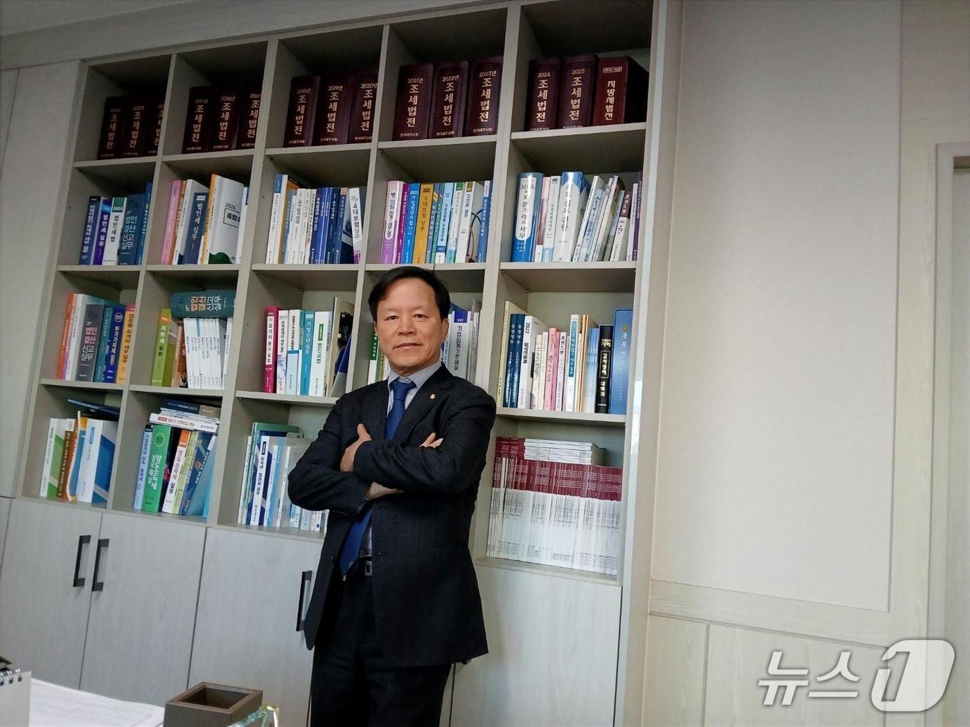 본문 이미지 - 민간위탁 조례 개정과 관련해 입장을 밝힌 박특환 경주지역세무사회 회장.2025.1.25/뉴스1 ⓒ News1 송용환 기자