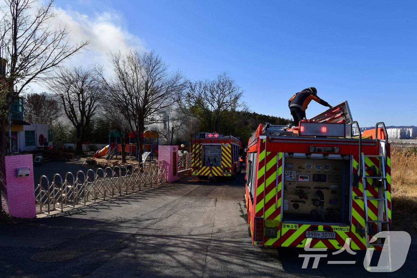 본문 이미지 - 25일 오전 11시20분쯤 경북 포항시 북구 삼흥로 501번길에 있는 조립식 주택 공사 현장 뒷편 대나무 밭에서 원인을 알 수 없는 불이 났다. 신고를 받고 출동한 119대원들이 진화작업에 나서고 있다. ⓒ News1 최창호 기자