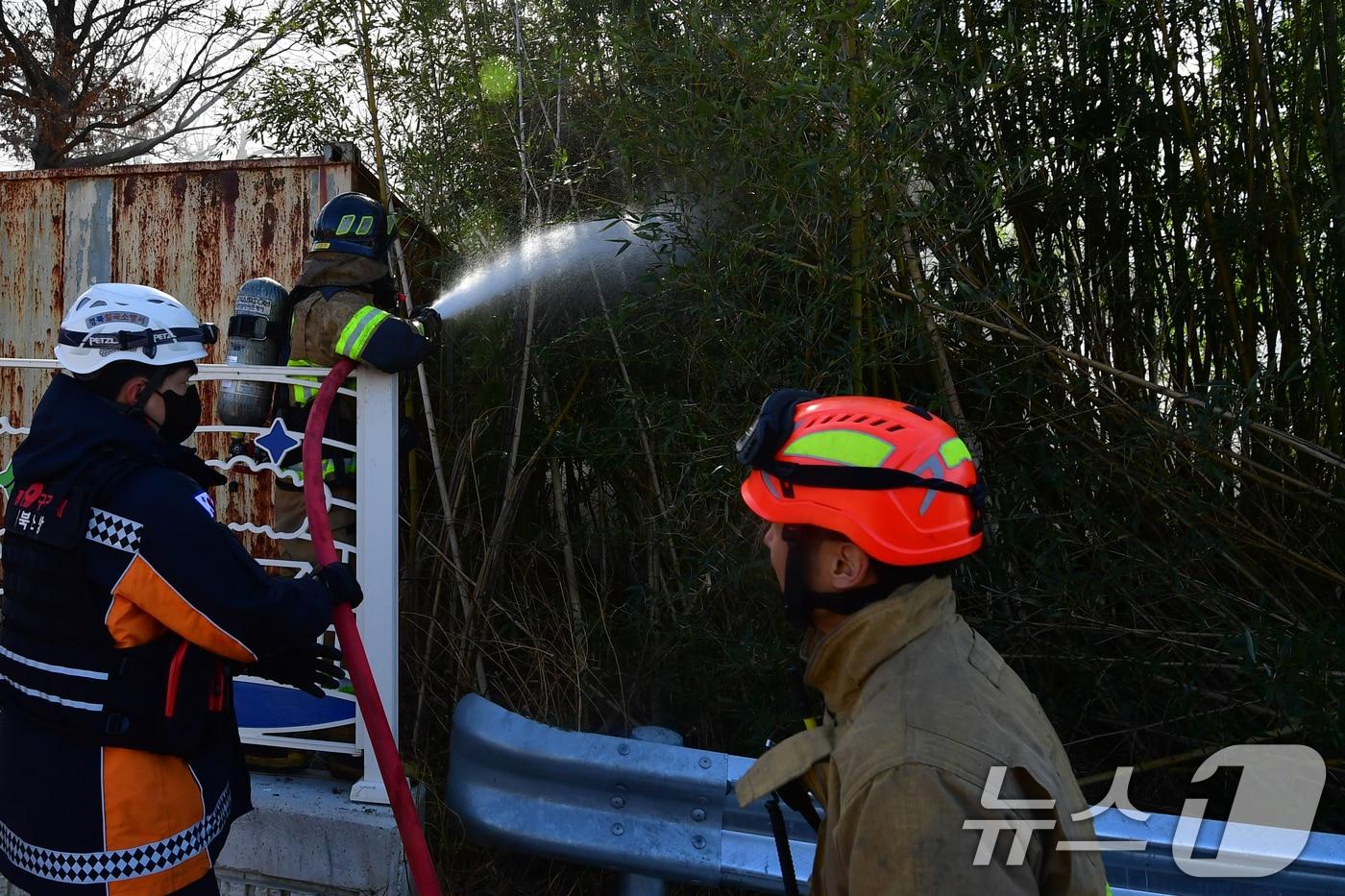 본문 이미지 - 25일 오전 11시20분쯤 경북 포항시 북구 삼흥로 501번길에 있는 조립식 주택 공사 현장 뒷편 대나무 밭에서 원인을 알 수 없는 불이 나 신고를 받고 출동한 119대원들이 진화작업에 나서고 있다. 2026.1.25/뉴스1 ⓒ News1 최창호 기자