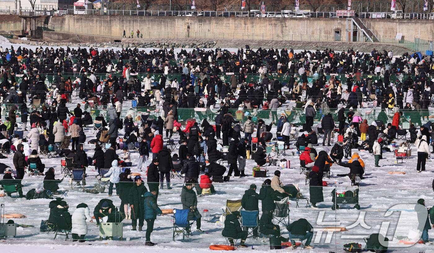 본문 이미지 - 25일 강원도 화천군 화천천 일대에서 열린 '2026 화천 산천어축제'에서 관광객들이 얼음낚시를 즐기고 있다. 강원특별자치도 화천군과 재단법인 나라에 따르면 지난 10일 개막 이후 23일까지 94만5천908명이 축제장을 찾은 것으로 집계됐다. 2026.1.25/뉴스1 ⓒ News1 구윤성 기자