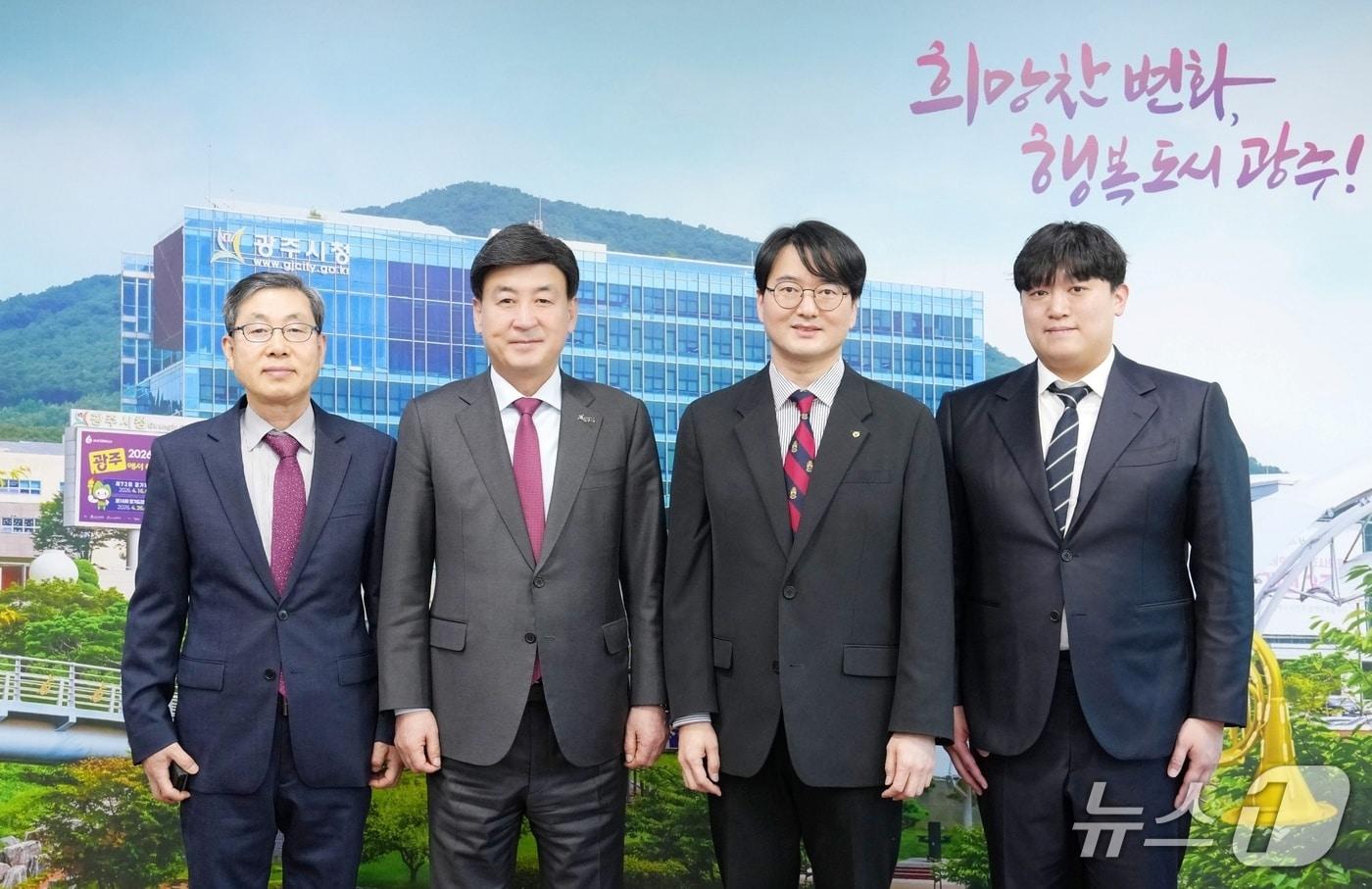 본문 이미지 - 손성일 경기도수의사회장은 22일 방세환 광주시장을 예방했다. 왼쪽부터 김태융 인수위원장, 방세환 시장, 손성일 회장(인수위 제공) ⓒ 뉴스1