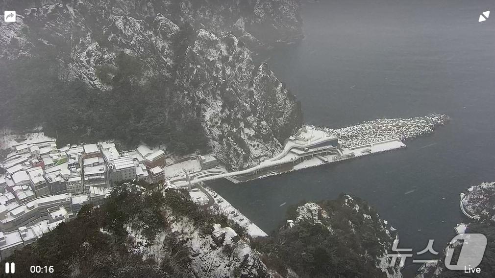 본문 이미지 - 25일 낮 12시 30분을 기해 경북 울릉도와 독도에 내려졌던 대설주의보가 해제됐다. 사진은 이날 오후 독도전망대에서 본 울릉군 울릉항 실시간 LIVE(라이브)방송 갈무리. (재판매 및 DB 금지)