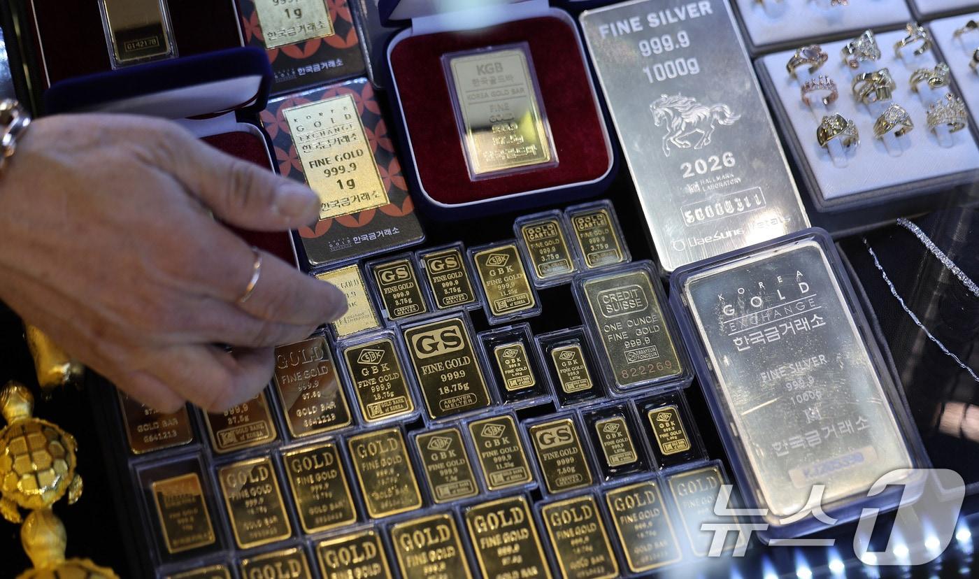 본문 이미지 - 25일 서울의 귀금속 상가에 금과 은 제품이 진열돼 있다. 금값과 은값이 올 들어 폭등세를 이어가는 가운데 은값은 사상 처음으로 온스당 100달러를 돌파했고, 금값도 최고치를 경신하며 온스당 5000달러에 바짝 다가섰다. 2026.1.25/뉴스1 ⓒ News1 박지혜 기자