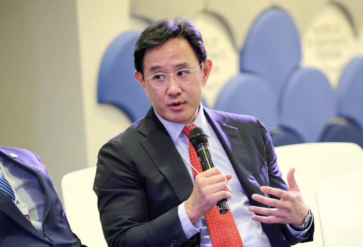 본문 이미지 - 최윤범 고려아연 회장이 지난 19일부터 23일까지 열린 다보스포럼에 참석해 글로벌 핵심광물 공급망의 미래 방향성을 제시했다. 21일 열린 핵심광물 분야의 전략적 파트너십과 투자 세션에 최 회장이 공식 연사로 나서 발언하고 있다.(고려아연 제공)