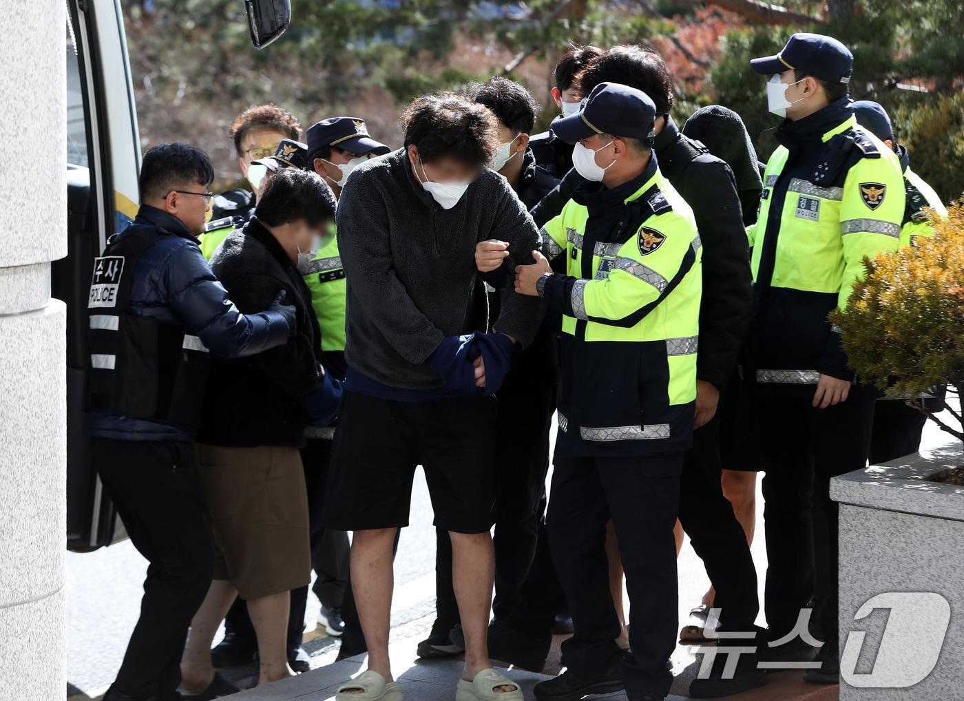 본문 이미지 - 캄보디아에서 대규모 스캠 범죄를 저질러 강제 송환된 한국인 피의자들이 지난 25일 오후 부산 연제구 부산지방법원에 구속 전 피의자 심문(영장실질심사)을 받기 위해 출석하고 있다. 2026.1.25/뉴스1 ⓒ News1 윤일지 기자